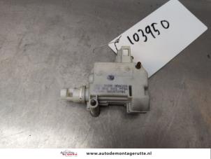 O174442 Gebruikte tankklep vergrendelingsmotor Volkswagen Golf
