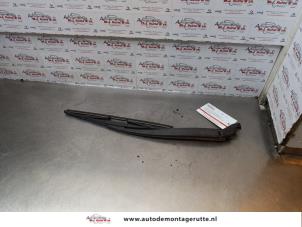 O174487 Gebruikte ruitenwisserarm achter Mazda 2.