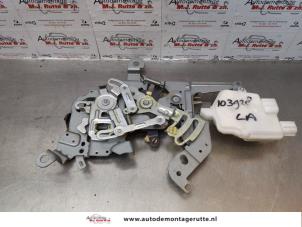O174518 Gebruikte portierslot mechaniek 4deurs links-achter Mazda 5.