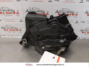 O174549 Gebruikte slotmechaniek portier 4deurs rechts-voor Toyota Yaris