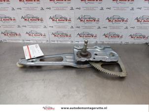 O174566 Gebruikte ruitmechaniek 4deurs links-achter Toyota Yaris
