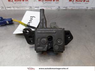 O174568 Gebruikte slotmechaniek achterklep Toyota Yaris