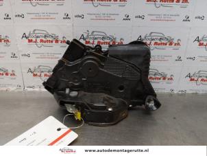 O174574 Gebruikte deurslot mechaniek 4deurs links-voor Toyota Yaris