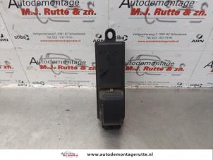 O174638 Gebruikte elektrisch raam schakelaar Mazda 2.