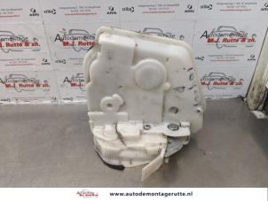 O174645 Gebruikte slotmechaniek portier 4deurs rechts-achter Mazda 2.