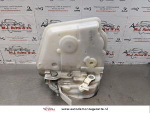 O174647 Gebruikte portierslot mechaniek 4deurs links-voor Mazda 2.