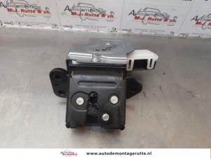 O174648 Gebruikte achterklep slotmechaniek Mazda 2.