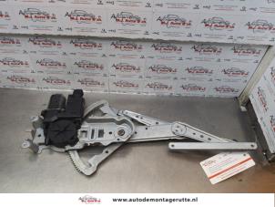 O174657 Gebruikte ruitmechaniek 2deurs links-voor Opel Corsa