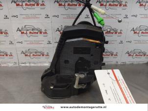 O174675 Gebruikte portierslot mechaniek 4deurs rechts-achter Toyota Yaris