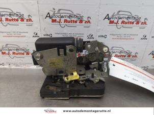 O174702 Gebruikte slotmechaniek portier 4deurs links-achter Dacia Sandero