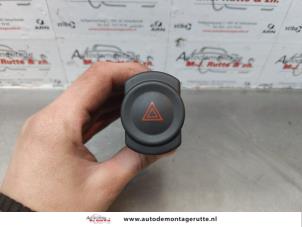 O174706 Gebruikte schakelaar paniekverlichting Dacia Sandero