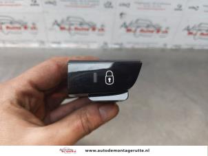 O174771 Gebruikte schakelaar centr. deurvergrendeling Citroen C4 Picasso