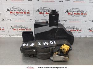 O174984 Gebruikte portierslot mechaniek 4deurs links-voor Saab 9-3