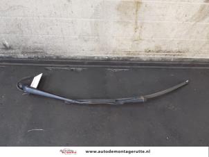 O175064 Gebruikte ruitenwisserarm voor Mercedes Vito