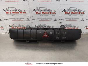 O175066 Gebruikte paniekverlichtings schakelaar Mercedes Vito