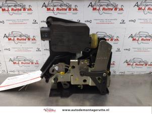 O175084 Gebruikte slotmechaniek achterdeur bus-bestel Mercedes Vito