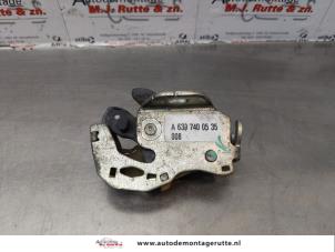 O175088 Gebruikte slotmechaniek achterdeur bus-bestel Mercedes Vito