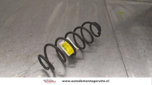 O175107 Gebruikte schroefveer achter Peugeot 208