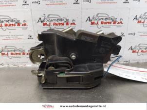 O175111 Gebruikte portierslot mechaniek 2deurs rechts Mercedes Vito