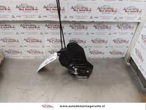 O175753 Gebruikte slotmechaniek portier 4deurs links-achter Peugeot 108
