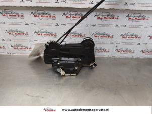 O175754 Gebruikte portierslot mechaniek 4deurs links-voor Peugeot 108