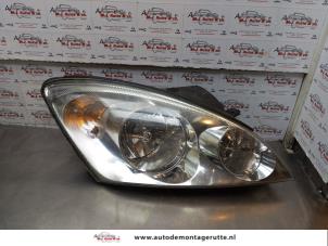O175825 Gebruikte rechter koplamp Kia Cee'D