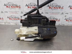 O175829 Gebruikte portierslot mechaniek 2deurs rechts Kia Cee'D