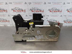 O175878 Gebruikte slotmechaniek portier 2deurs rechts Ford Transit