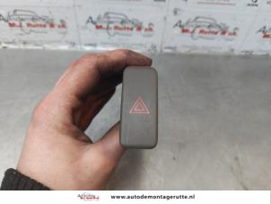 O176397 Gebruikte paniekverlichtings schakelaar Mazda Premacy