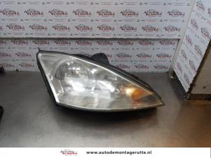 O176702 Gebruikte rechter koplamp Ford Focus