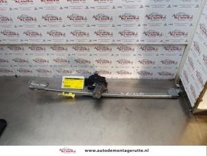 O176791 Gebruikte raammechaniek 2deurs rechts-voor Opel Vivaro