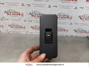 O177104 Gebruikte schakelaar elektrisch raam Landrover Range Rover