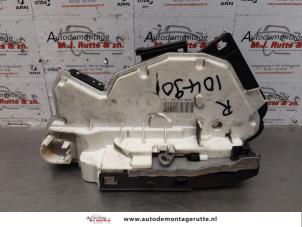 O177604 Gebruikte deurslot mechaniek 2deurs rechts Volkswagen UP