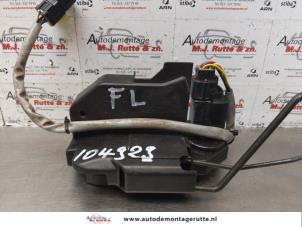 O177830 Gebruikte slotmechaniek portier 2deurs links Peugeot 206