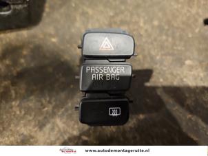 O177843 Gebruikte schakelaar paniekverlichting Volkswagen UP