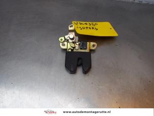 O177900 Gebruikte slotmechaniek achterklep Skoda Superb