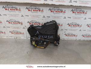 O178413 Gebruikte deurslot mechaniek 4deurs links-voor Toyota Avensis