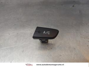 O178598 Gebruikte schakelaar airco Peugeot 107