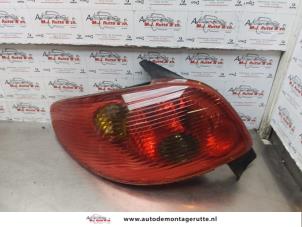 O178709 Gebruikte achterlicht links Peugeot 206