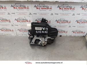 O178862 Gebruikte portierslot mechaniek 4deurs links-achter Volkswagen Touran