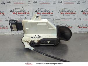 O179577 Gebruikte portierslot mechaniek 4deurs links-voor Peugeot 3008
