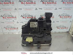 O180233 Gebruikte slotmechaniek portier 4deurs links-voor Opel Corsa