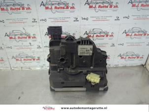 O180234 Gebruikte slotmechaniek portier 4deurs rechts-voor Opel Corsa