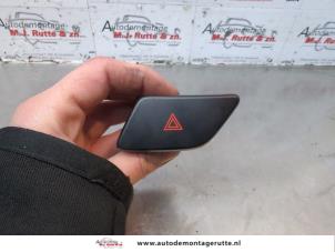 O180311 Gebruikte schakelaar paniekverlichting Nissan Murano