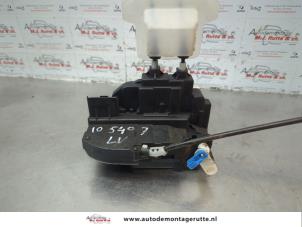 O180330 Gebruikte portierslot mechaniek 4deurs links-voor Nissan Murano