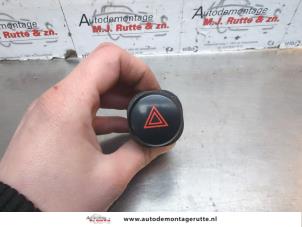 O180400 Gebruikte alarmlicht schakelaar Nissan NV200
