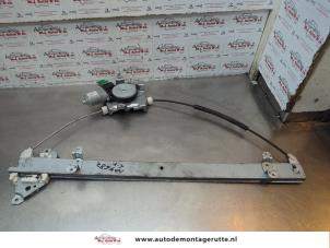 O180416 Gebruikte raammechaniek 2deurs links-voor Nissan NV200