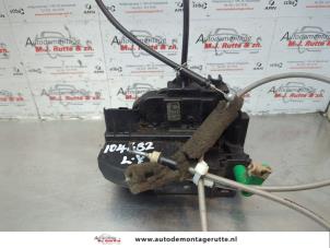 O180419 Gebruikte portierslot mechaniek 2deurs links Nissan NV200