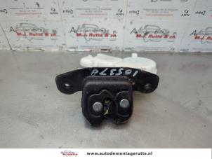 O180441 Gebruikte slotmechaniek achterklep Subaru Trezia