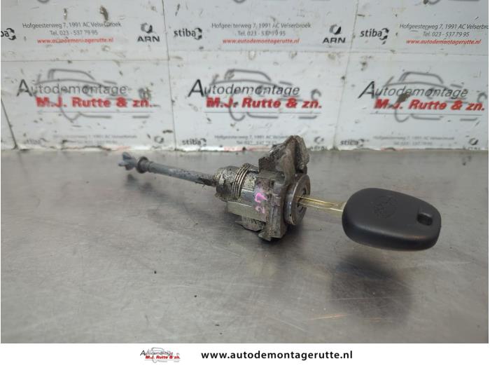 Gebruikte Deurslot Cilinder links Subaru Trezia O180457
